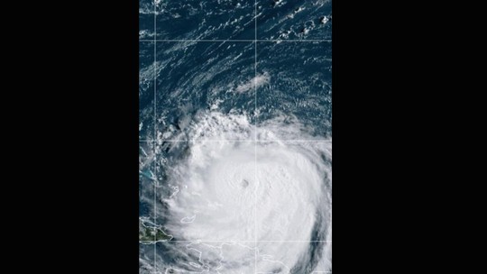 Aviões capturam o olho do furacão Erin enquanto voam durante tempestade - No início desta terça (19), o furacão havia perdido força em relação aos dias anteriores e tinha ventos máximos sustentados de 185 km/h.  
