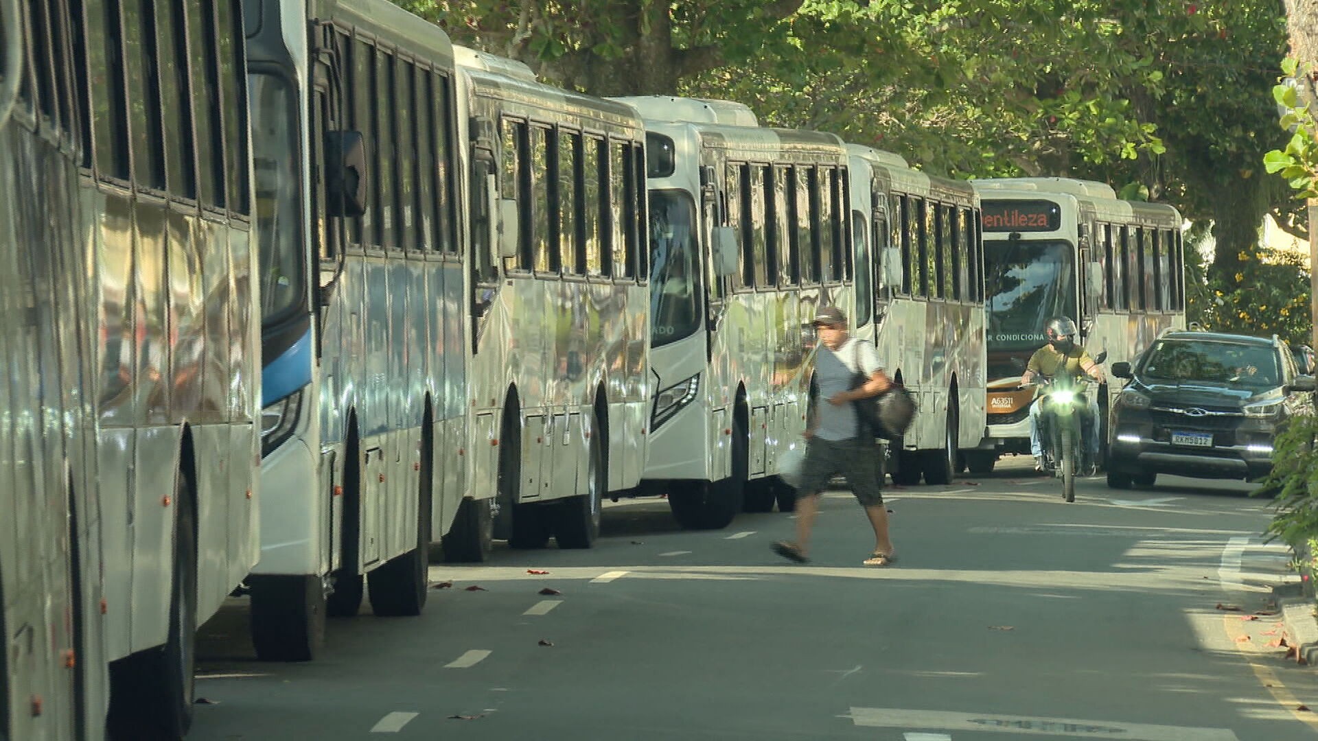 Redução de viagens de ônibus no Rio causa filas e reclamações em pontos finais