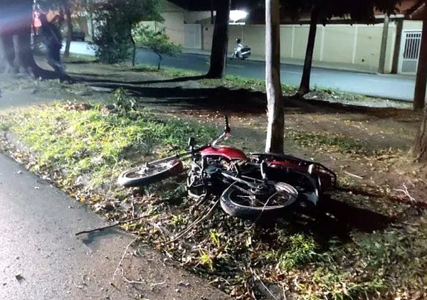Homem morre ao chocar-se de moto contra árvore no Silveira