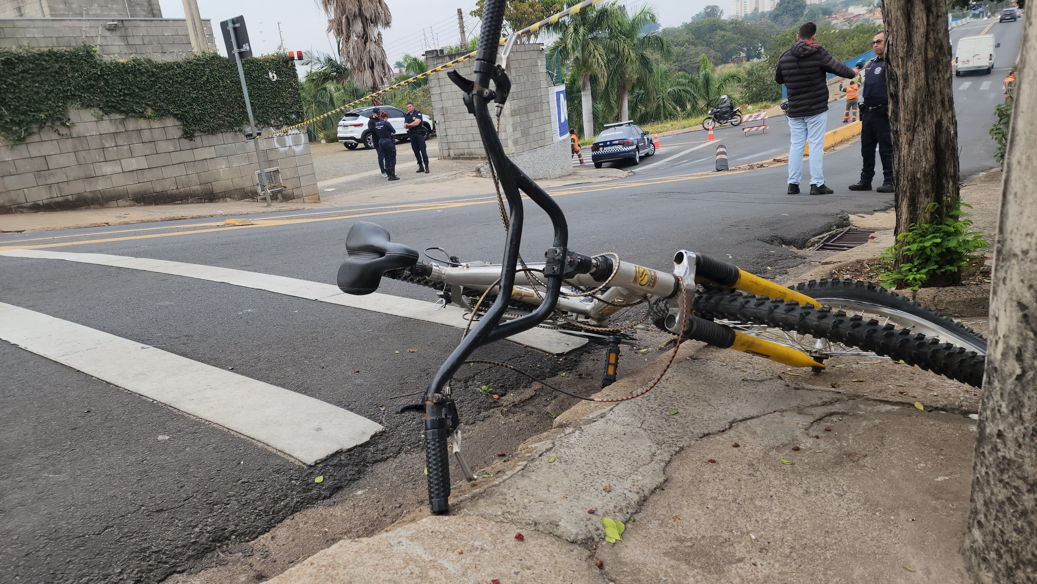 Ciclista morre após cair da bicicleta e ser atropelado por três veículos em rua de Limeira