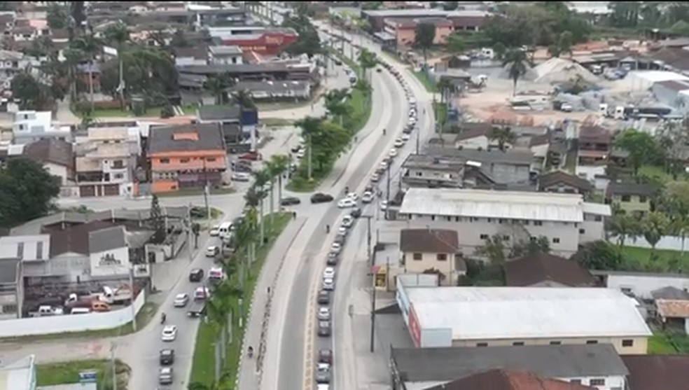 O retorno do feriado gerou grande congestionamento em Ubatuba no domingo (10) — Foto: Bruno Amir