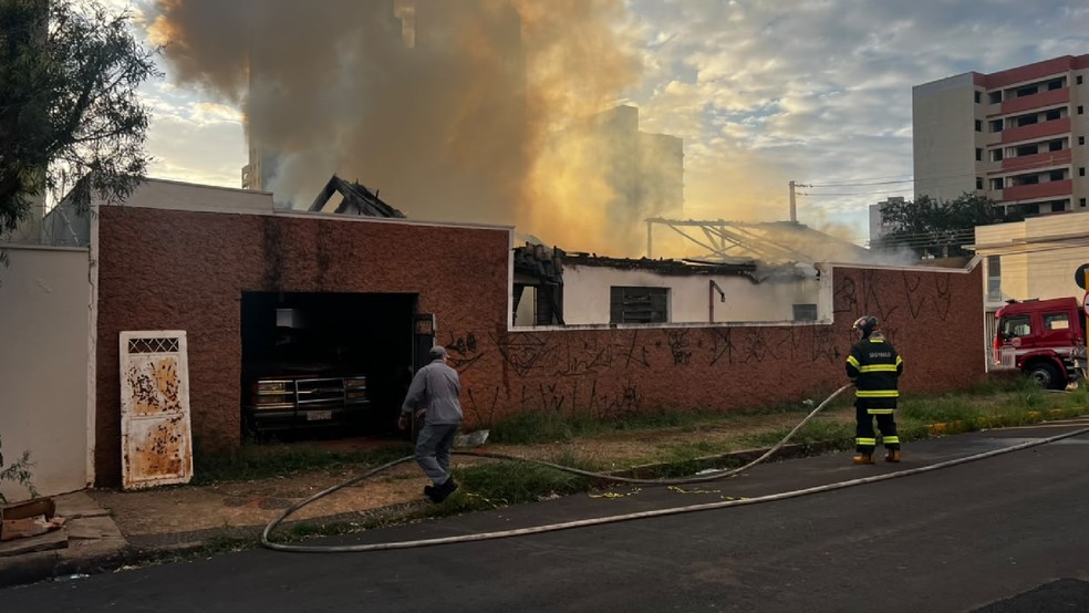 3 de 4
Corpo de Bombeiros controla chamas após incêndio em casa de Bauru — Foto: Luis Negrelli/TV TEM