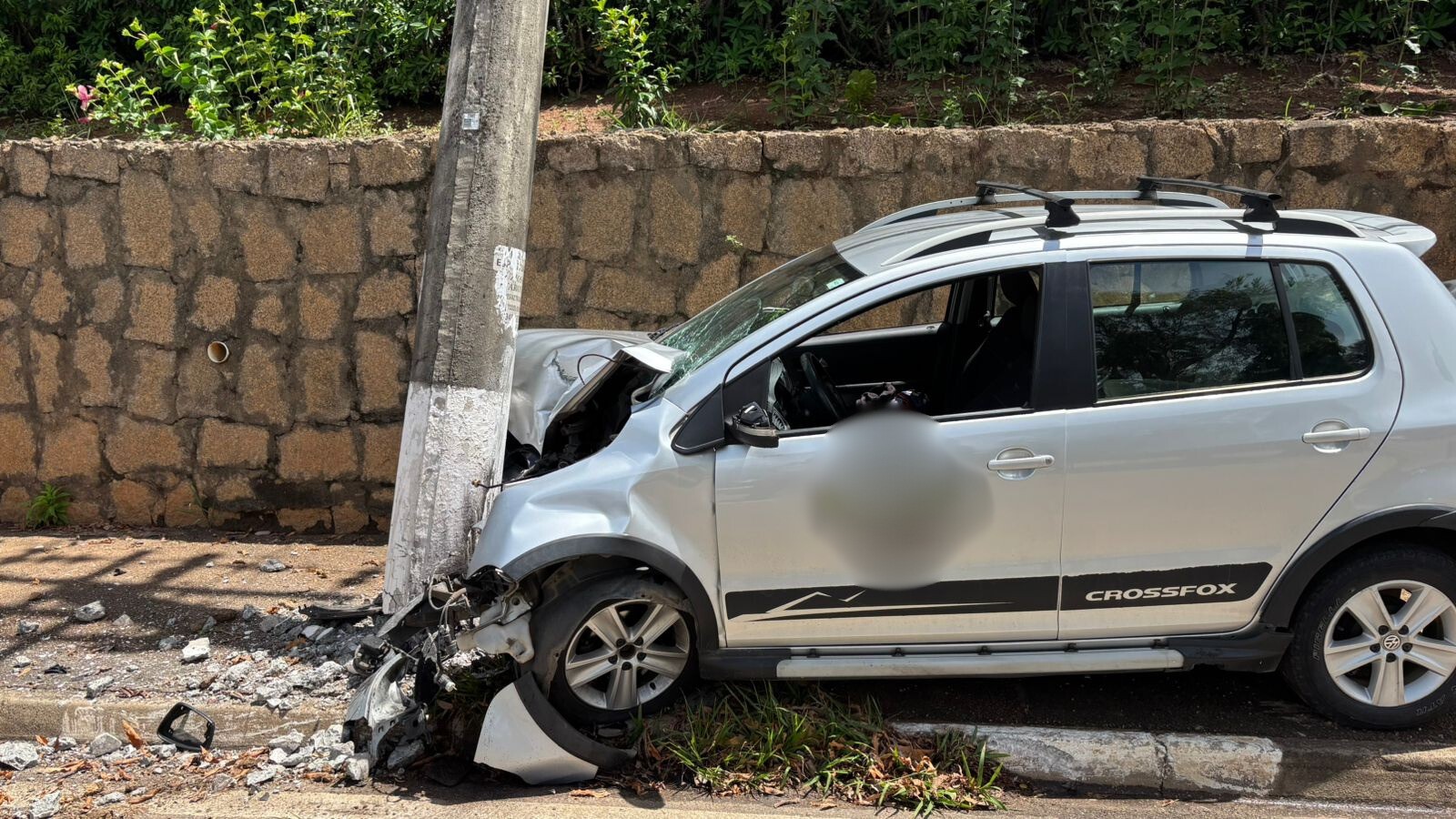 Carro de restaurante bate de frente com poste e entregador fica ferido em Vinhedo