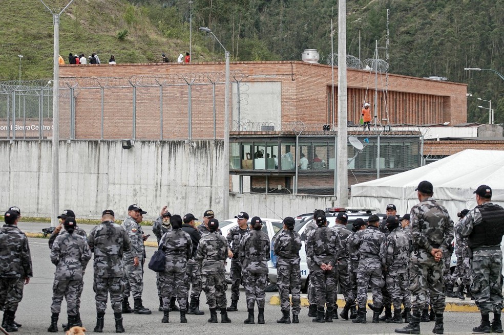 Policiais se alinham do lado de fora da prisão Turi, em Cuenca, no Equador — Foto: Fernando MACHADO / AFP