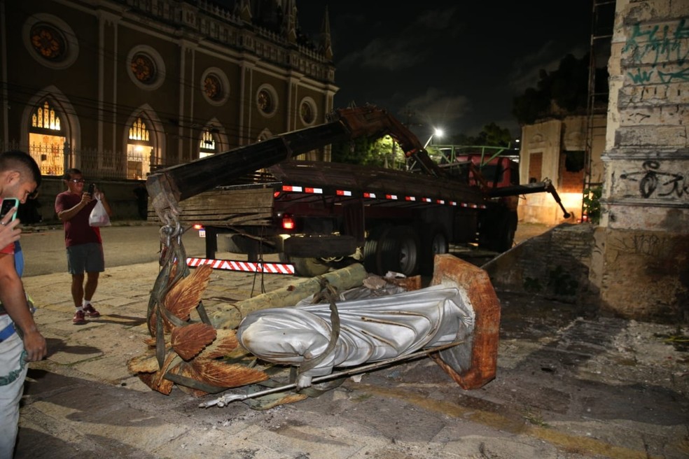 Imagem da Sagrada Família, em Fortaleza, caiu em meio a remoção por guincho. — Foto: Kid Junior/ SVM