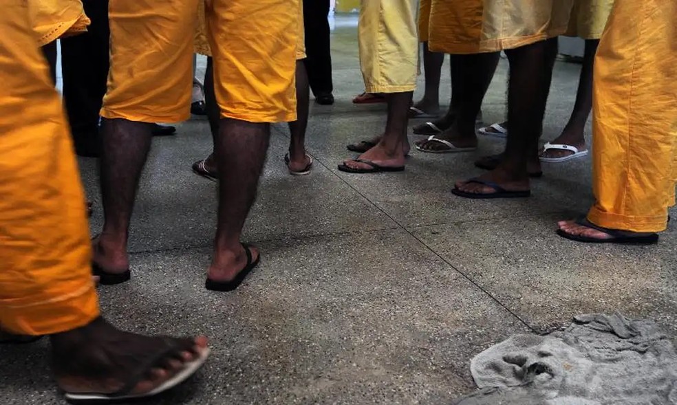 Imagem de arquivo mostra pés de internos em presídio do DF — Foto: Agência Brasil