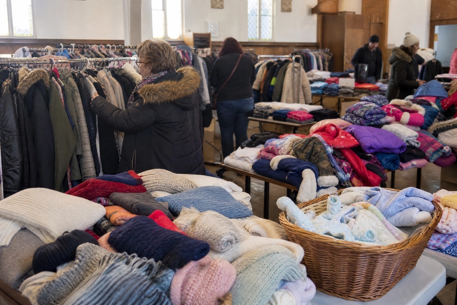 Bazar solidário terá roupas de inverno a partir de R$ 5 em Dourados