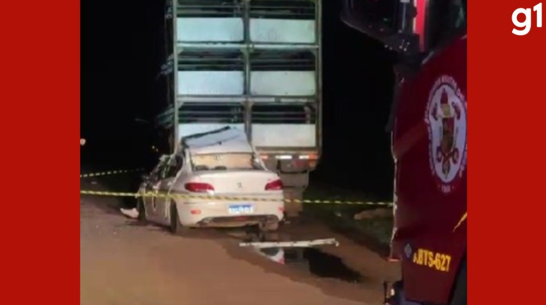 Motorista morre após carro ficar cravado em traseira de caminhão na MT-235