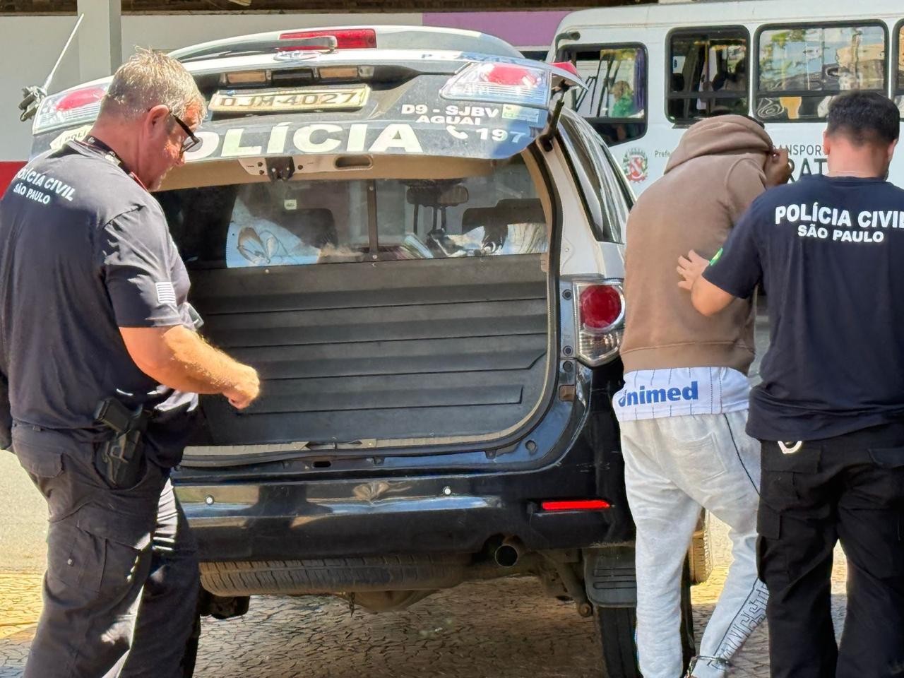 Suspeito de quadrilha de furto de peças de caminhões e ônibus é preso e outro foge por janela