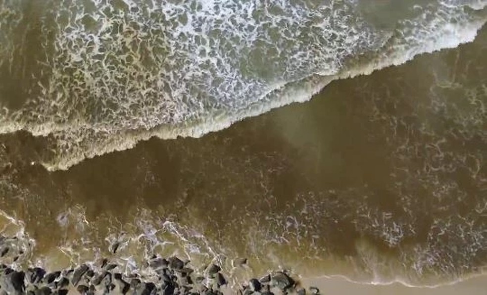 Sema colheu amostras da água para análise — Foto: Reprodução/TV Mirante