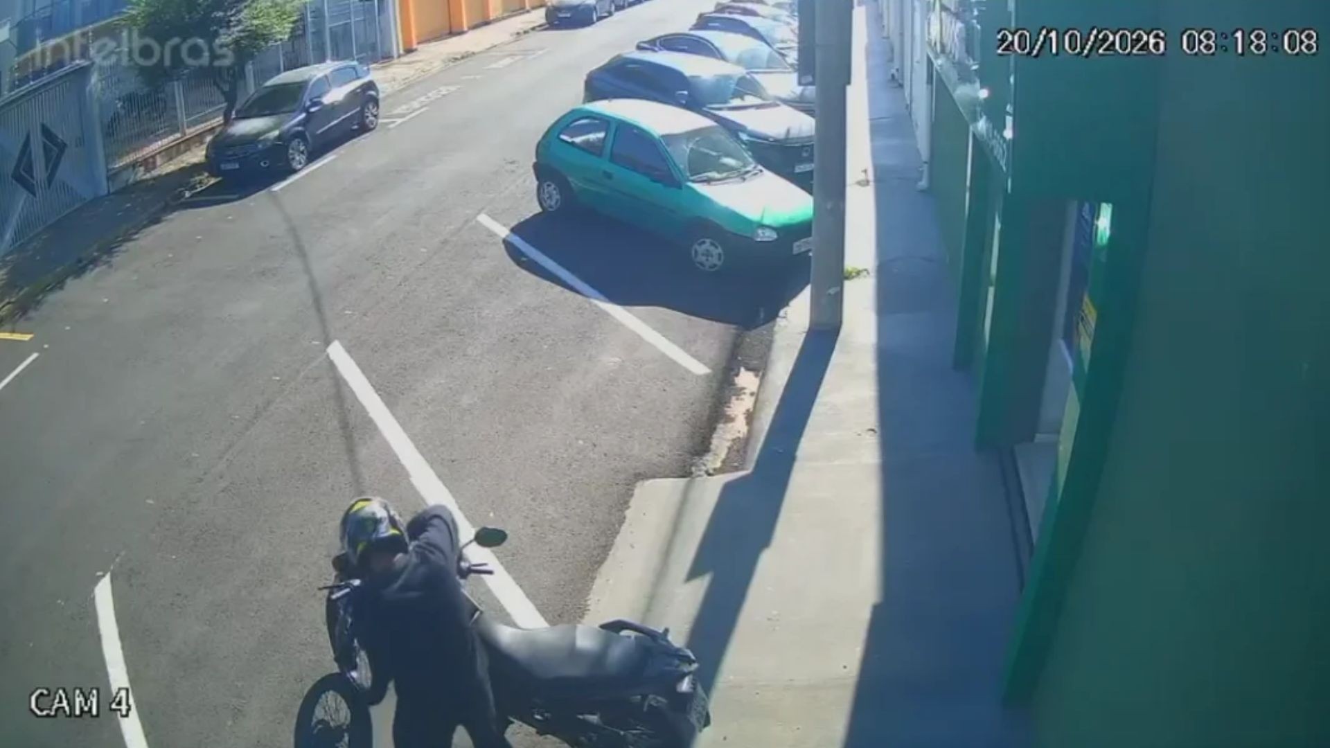 Furto em 10 segundos: câmera flagra criminoso levando moto no interior de SP