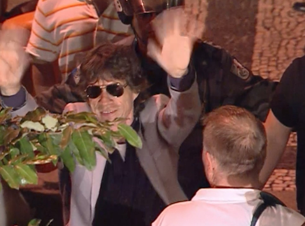 Mick Jagger acena para os fãs na porta do Copacabana Palace em fevereiro de 2006 — Foto: Reprodução/ TV Globo