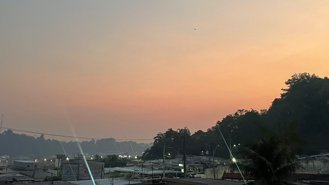 Defesa Civil dispara alerta nos celulares após fumaça encobrir Manaus