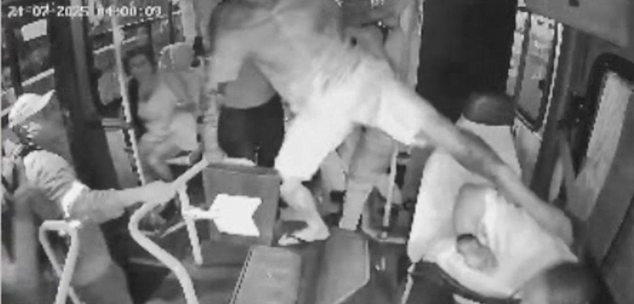 Homem agride motorista de ônibus com chutes no rosto e é expulso de coletivo por passageiro; VÍDEO