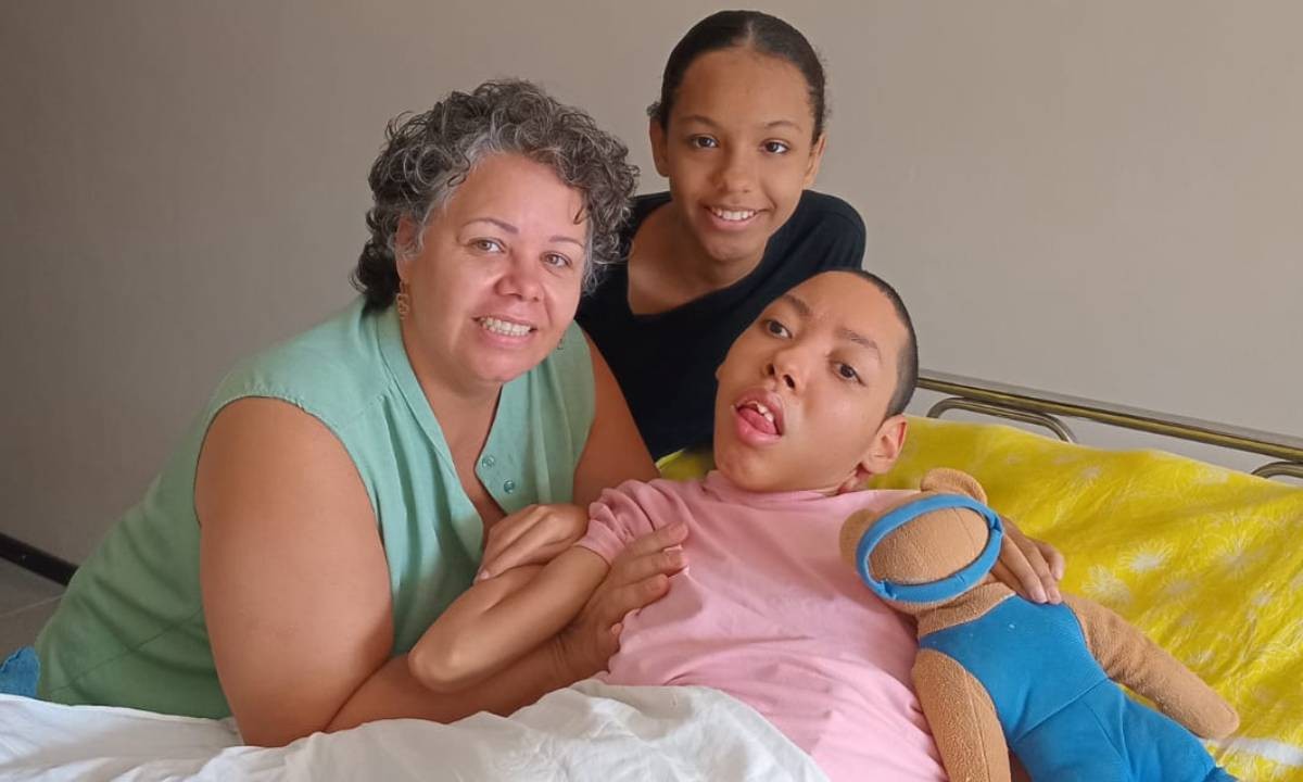 Mãe que inventou absorvente dérmico para gastrostomizados na Bahia estudava enquanto acompanhava filho em hospital
