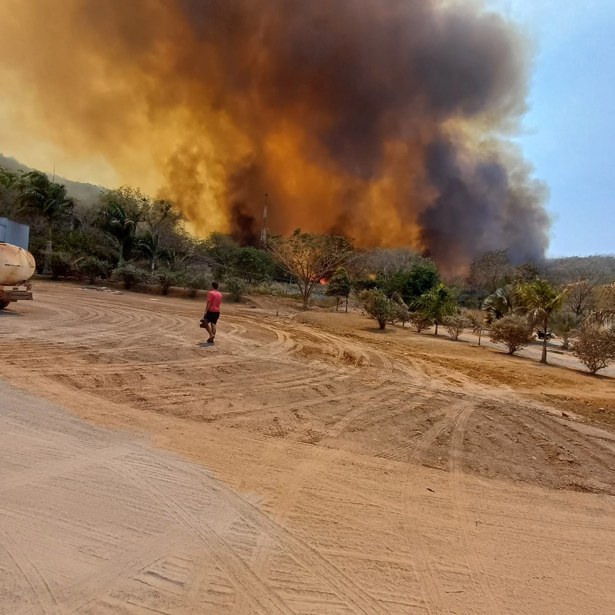 VÍDEO: incêndios atrapalham visibilidade de motoristas e trechos de BR são interditados em MT