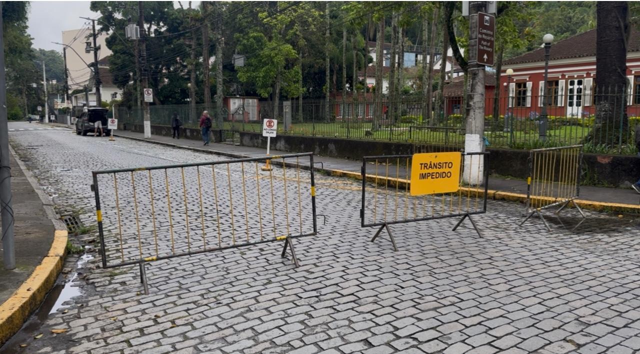 Rua Alfredo Pachá, no Centro de Petrópolis está interditada 