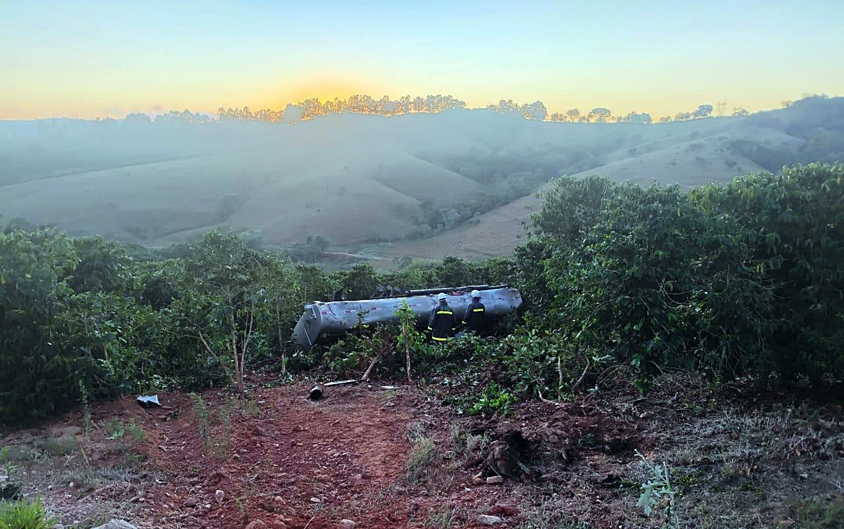 Caminhão-tanque carregado com 15 mil litros de combustível capota em estrada rural de Nova Resende; veja outras ocorrências