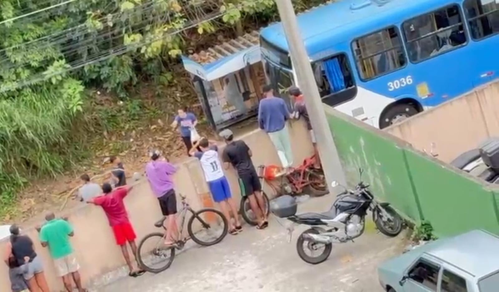 Vândalos atacam ônibus e moradores assistem perplexos em Petrópolis: 'Vão matar o motorista'