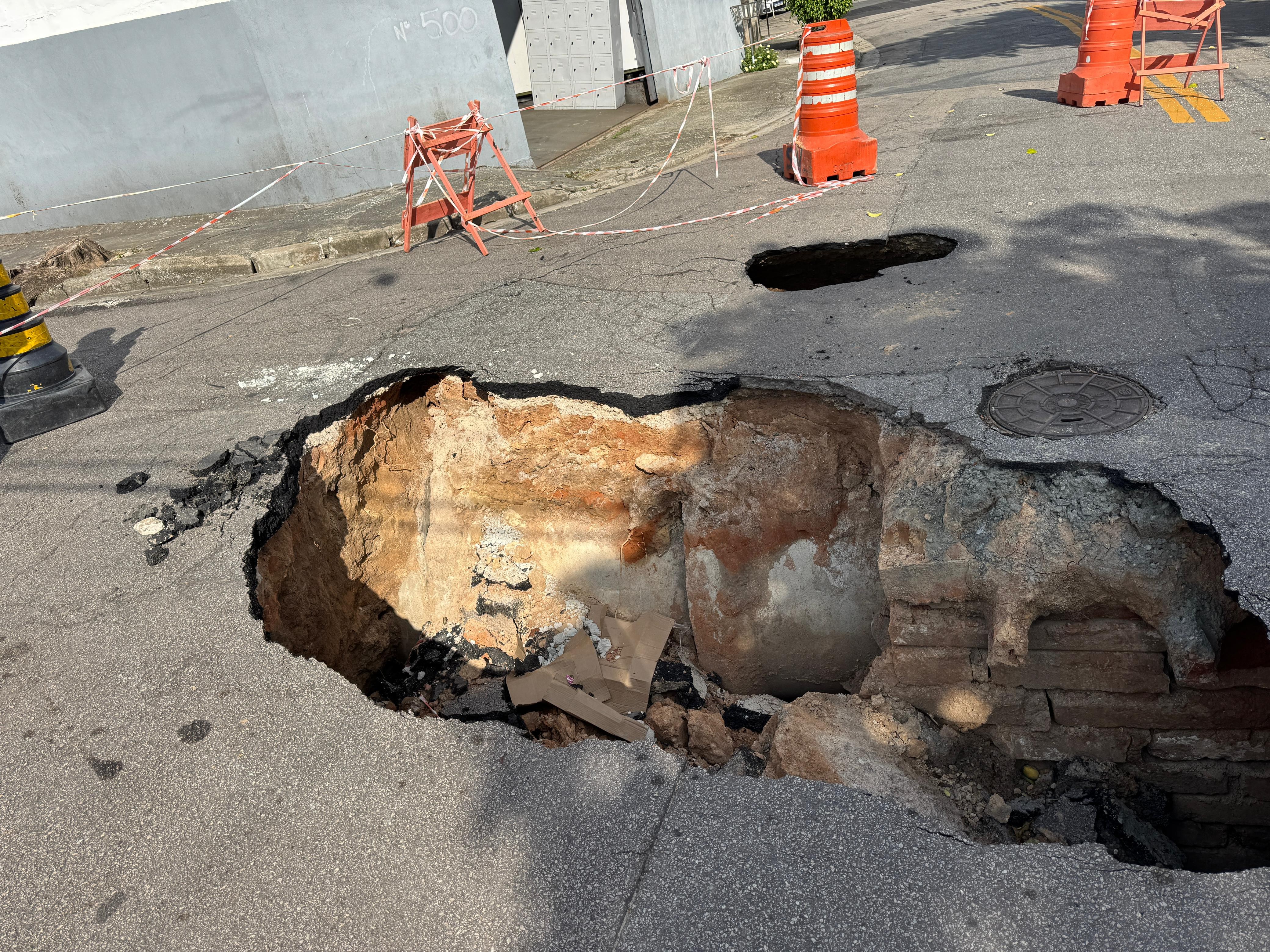 Cratera aberta em rua no bairro Jardim da Granja, em São José, preocupa moradores