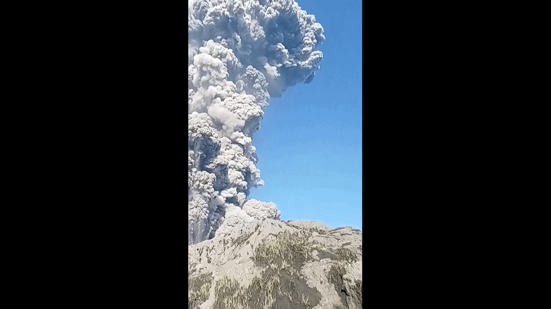 VÍDEO: Guia flagra momento em que vulcão entra em erupção na Indonésia: 'Não! Eles morreram!'