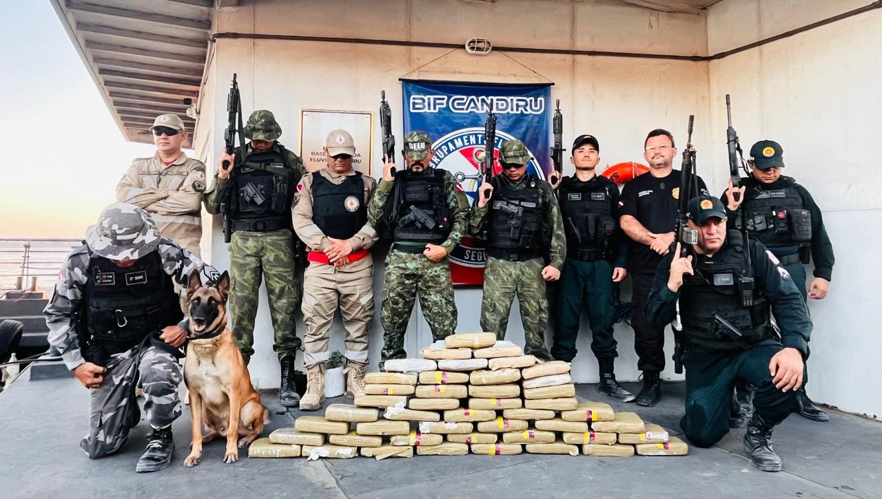 Cão farejador encontra 49 kg de drogas escondidos em freezer e micro-ondas  em embarcação, no oeste do PA