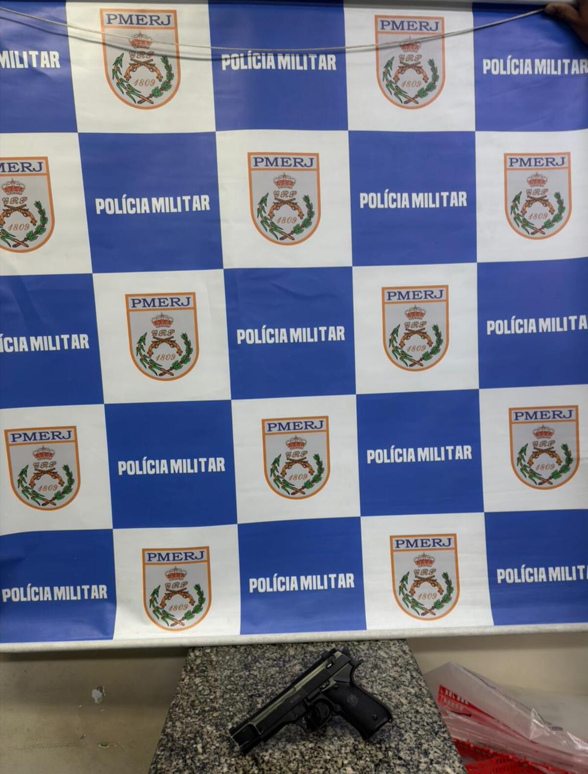 Dois adolescentes são apreendidos com réplica de pistola por suspeita de roubar celular em Barra Mansa