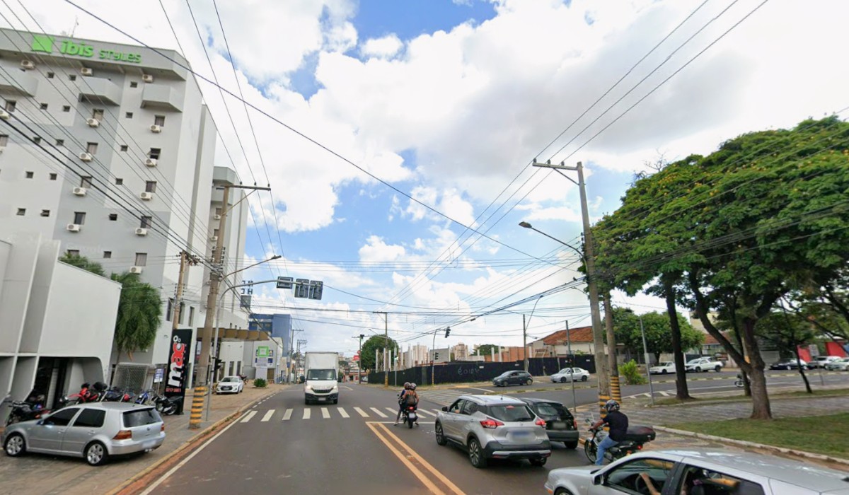 Homem é esfaqueado e encontrado quase inconsciente em avenida em Presidente Prudente