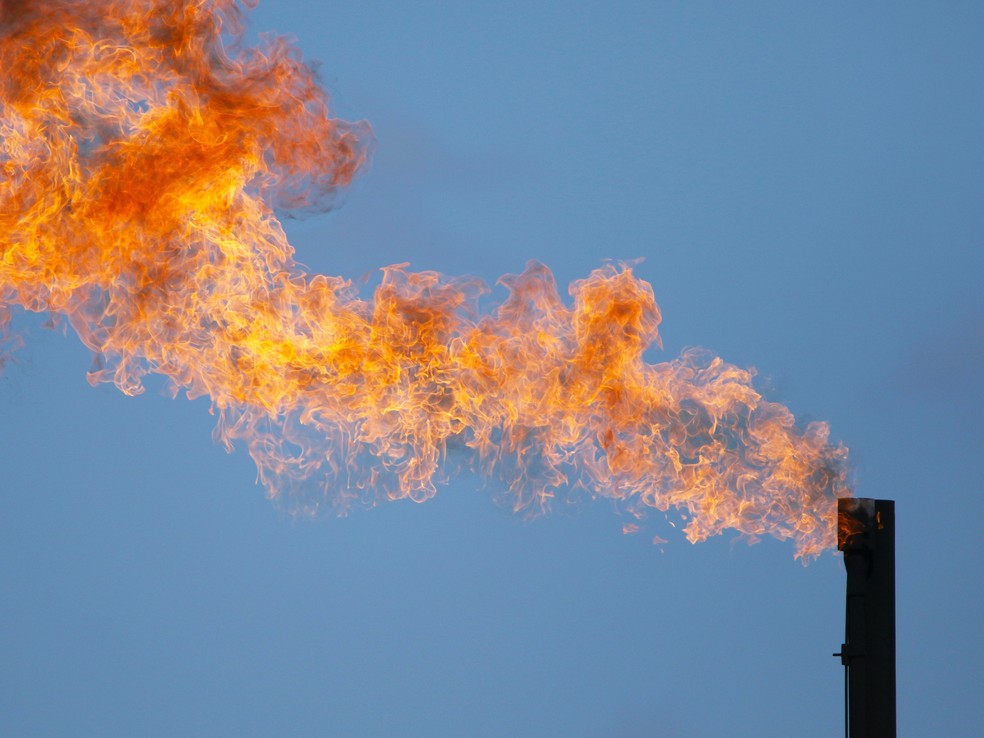 Queima de gás (flaring) em área de produção de petróleo: prática libera metano, um dos principais gases de efeito estufa associados aos combustíveis fósseis. — Foto: Leslie Von Pless/NASA