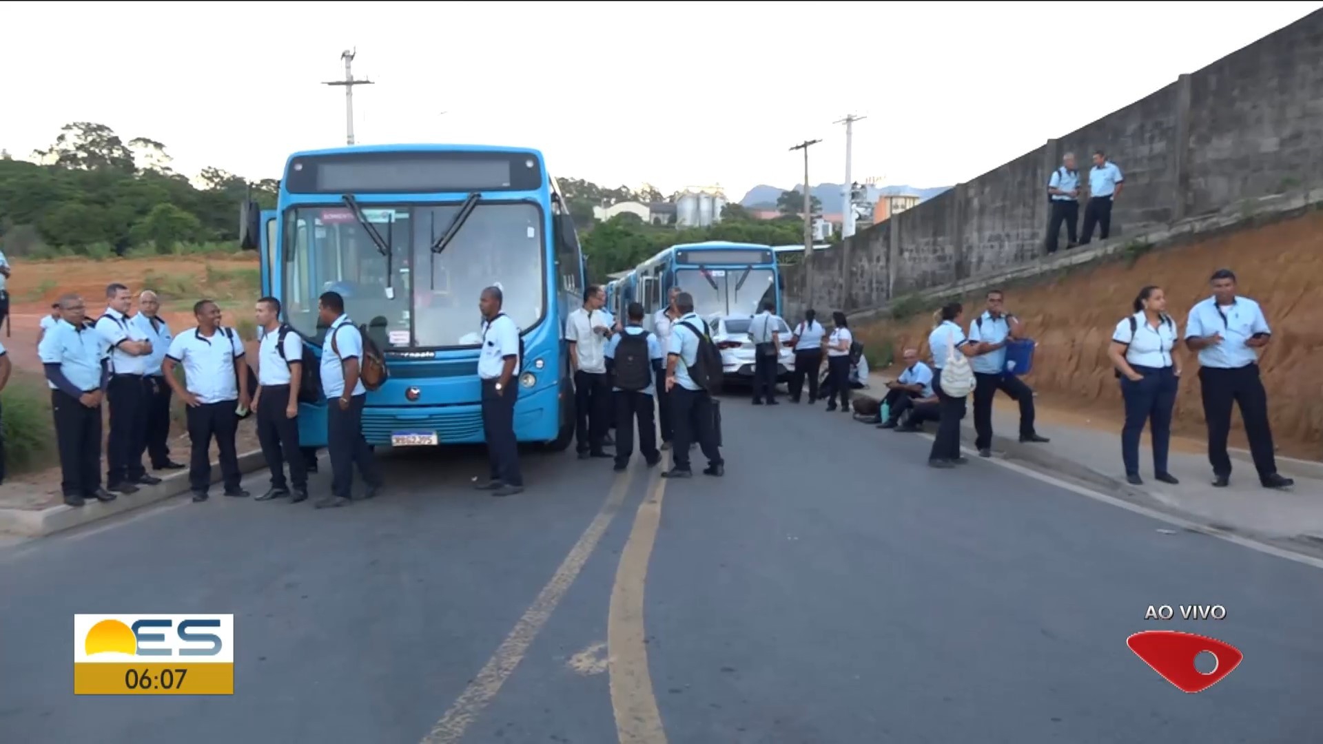 Rodoviários fazem paralisação e deixam passageiros sem ônibus na Grande Vitória