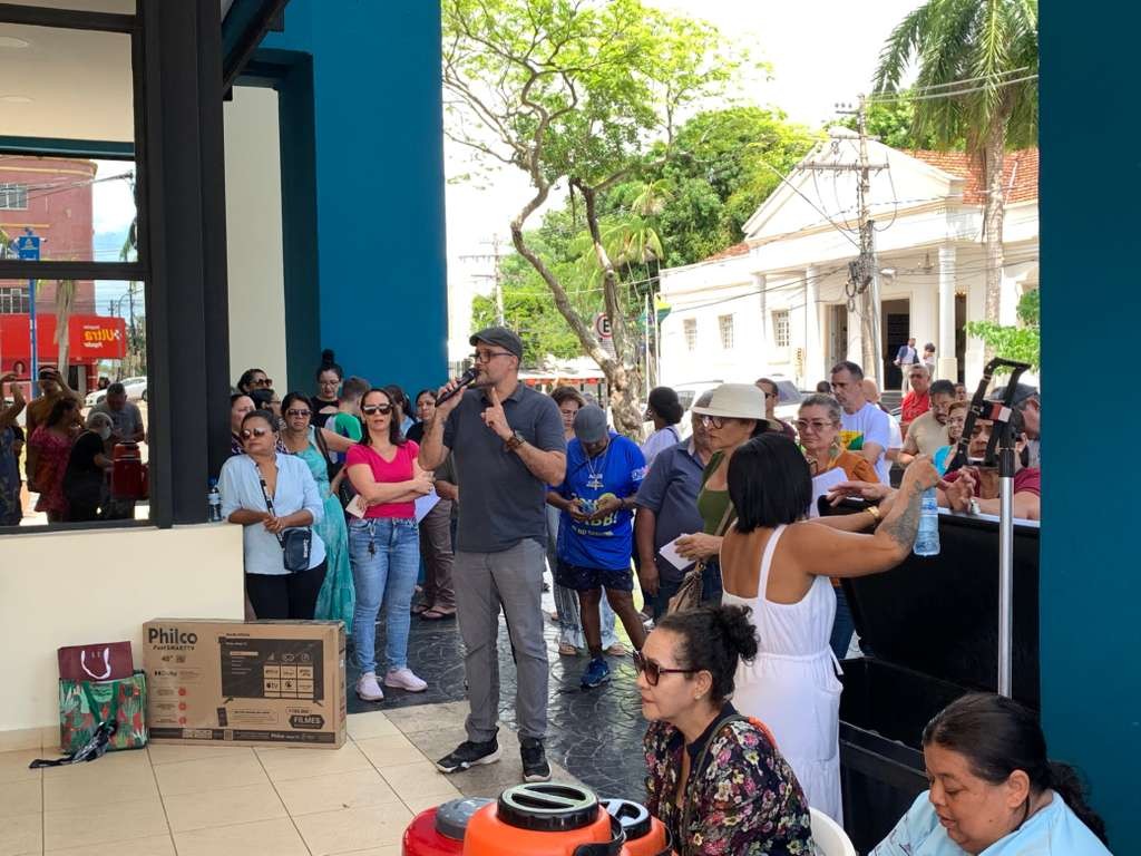 Professores fazem manifestação e pedem reestruturação de tabela salarial no AC