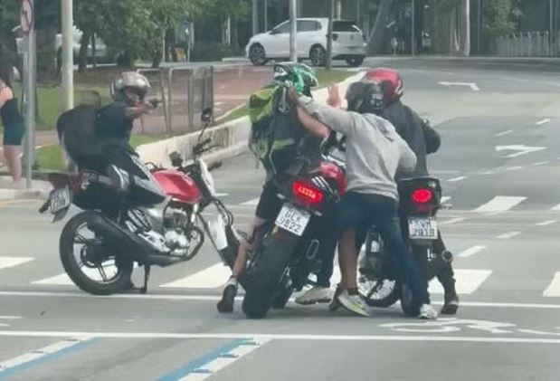 Vídeo e fotos: Motoqueiros, um deles armado, cercam piloto e roubam moto de luxo no semáforo da Avenida Brigadeiro Faria Lima