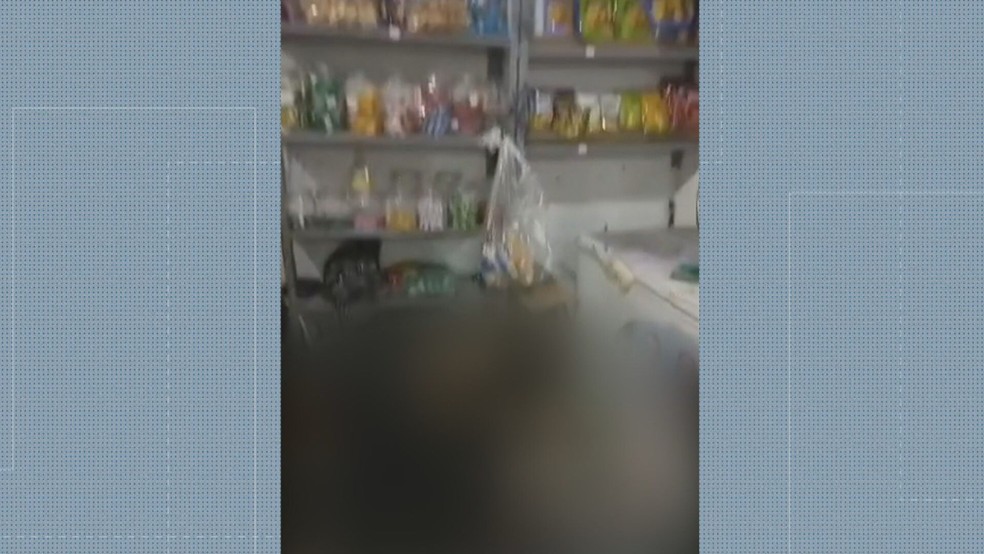 Mulher é morta a tiros dentro de bar em Nova Iguaçu — Foto: Reprodução/TV Globo