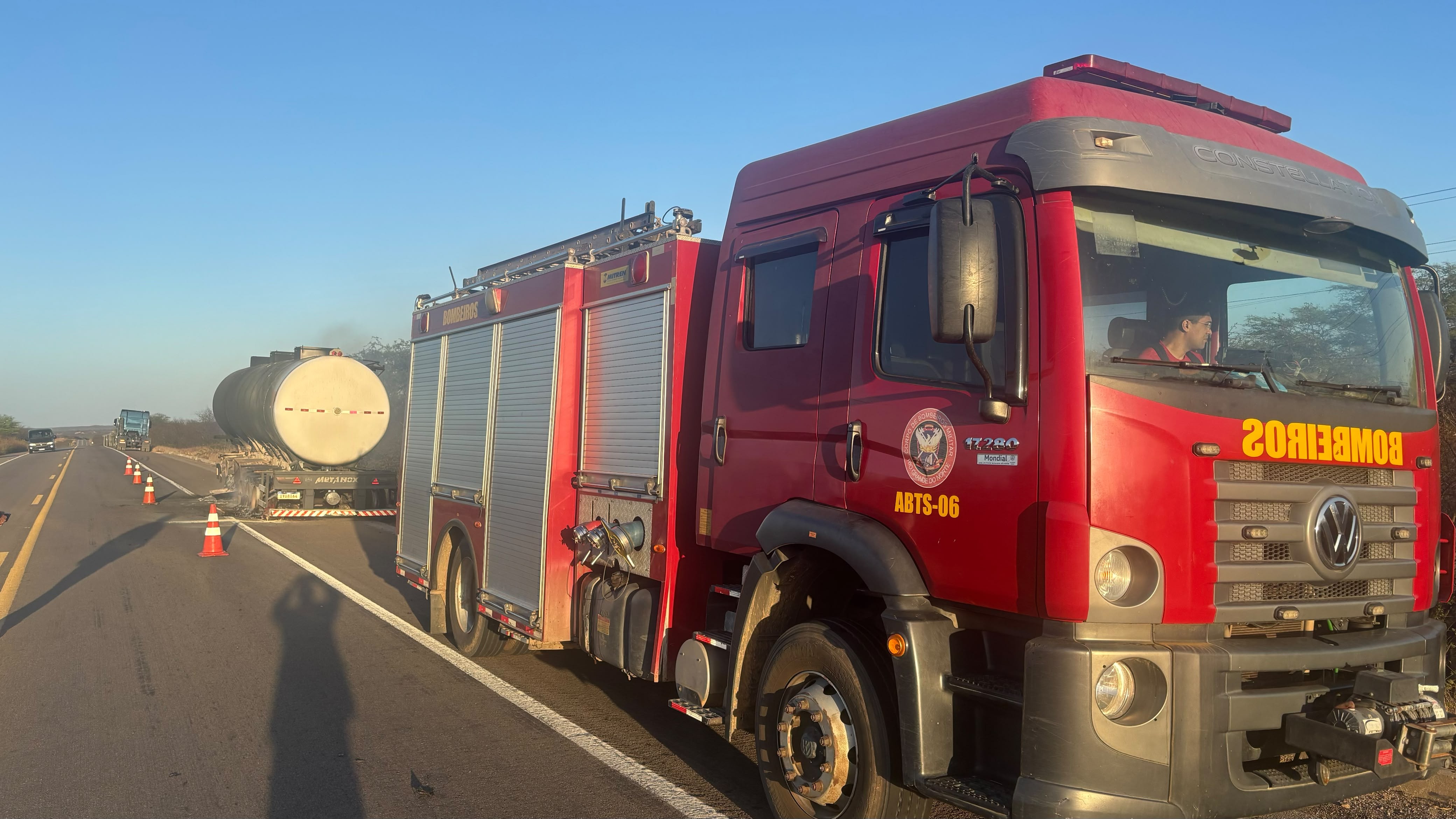 Caminhão-tanque pega fogo e bloqueia BR-304 no interior do RN
