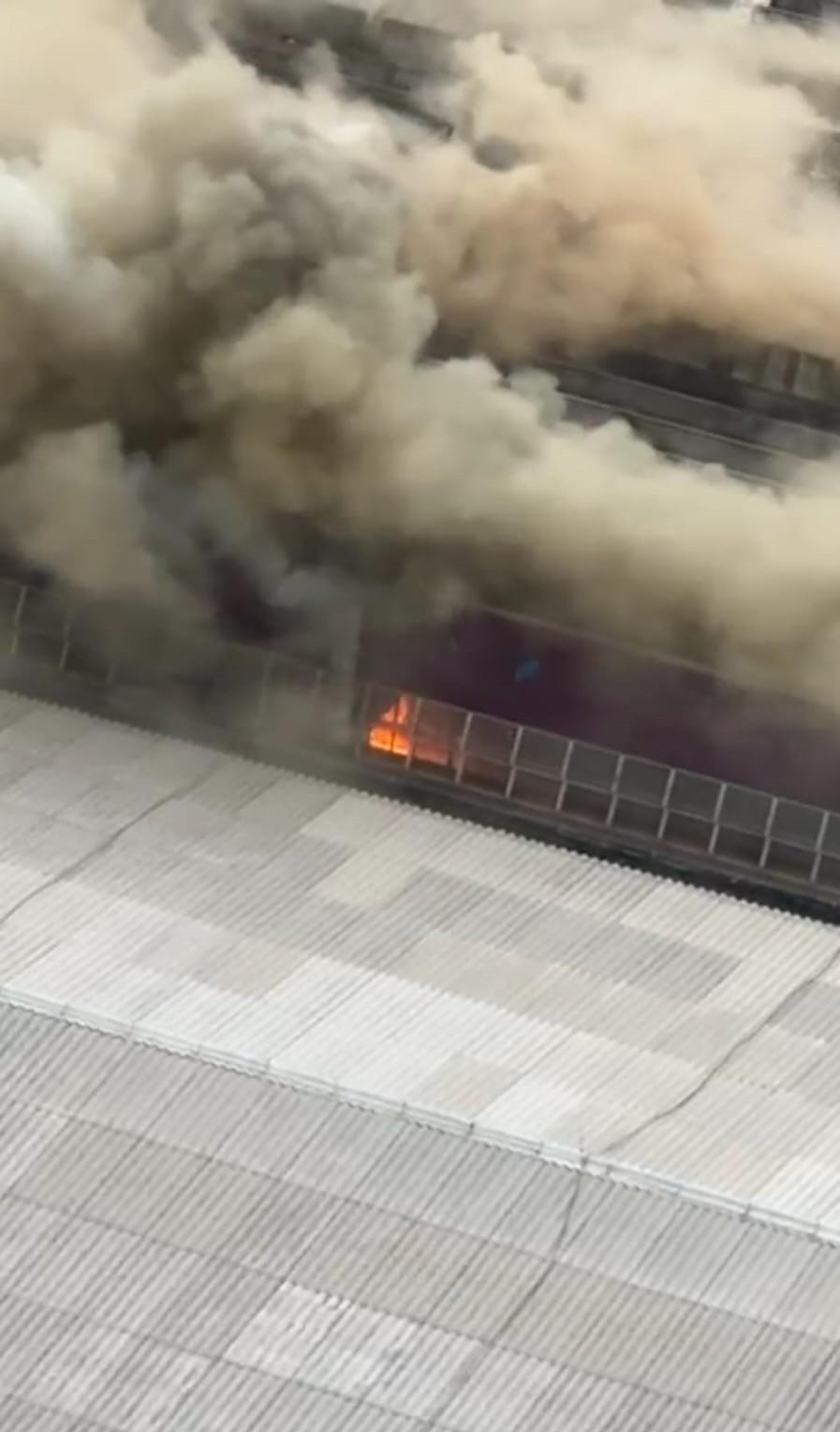 Incêndio atinge supermercado na Zona Leste de SP