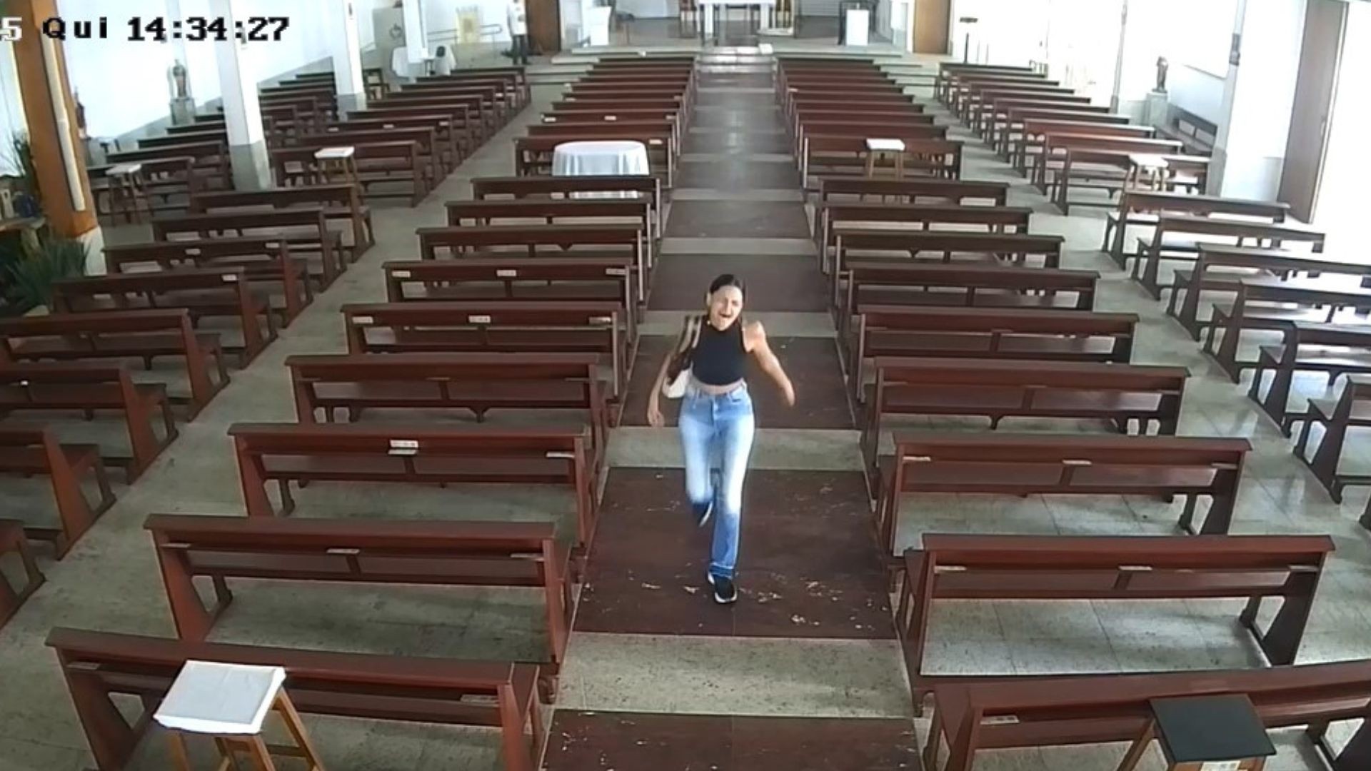 Vídeo mostra momento em que mulher invade igreja e quebra imagens religiosas na Praia do Canto, em Vitória