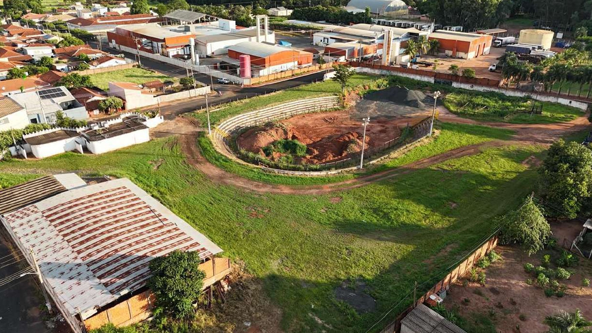 Palco de grandes rodeios, antigo recinto de exposições é demolido para virar pátio de veículos da Prefeitura de Poloni 