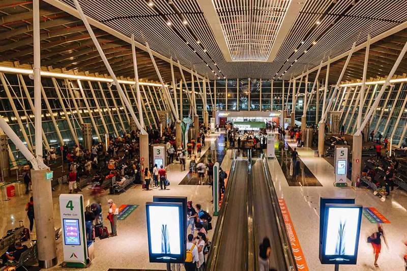 Forte nevoeiro causa desvios e cancelamentos de voos no Aeroporto de Brasília