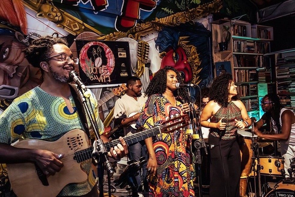 Grupo Afirmação canta samba e rota de tambor. — Foto: Vitor Zahir/Divulgação