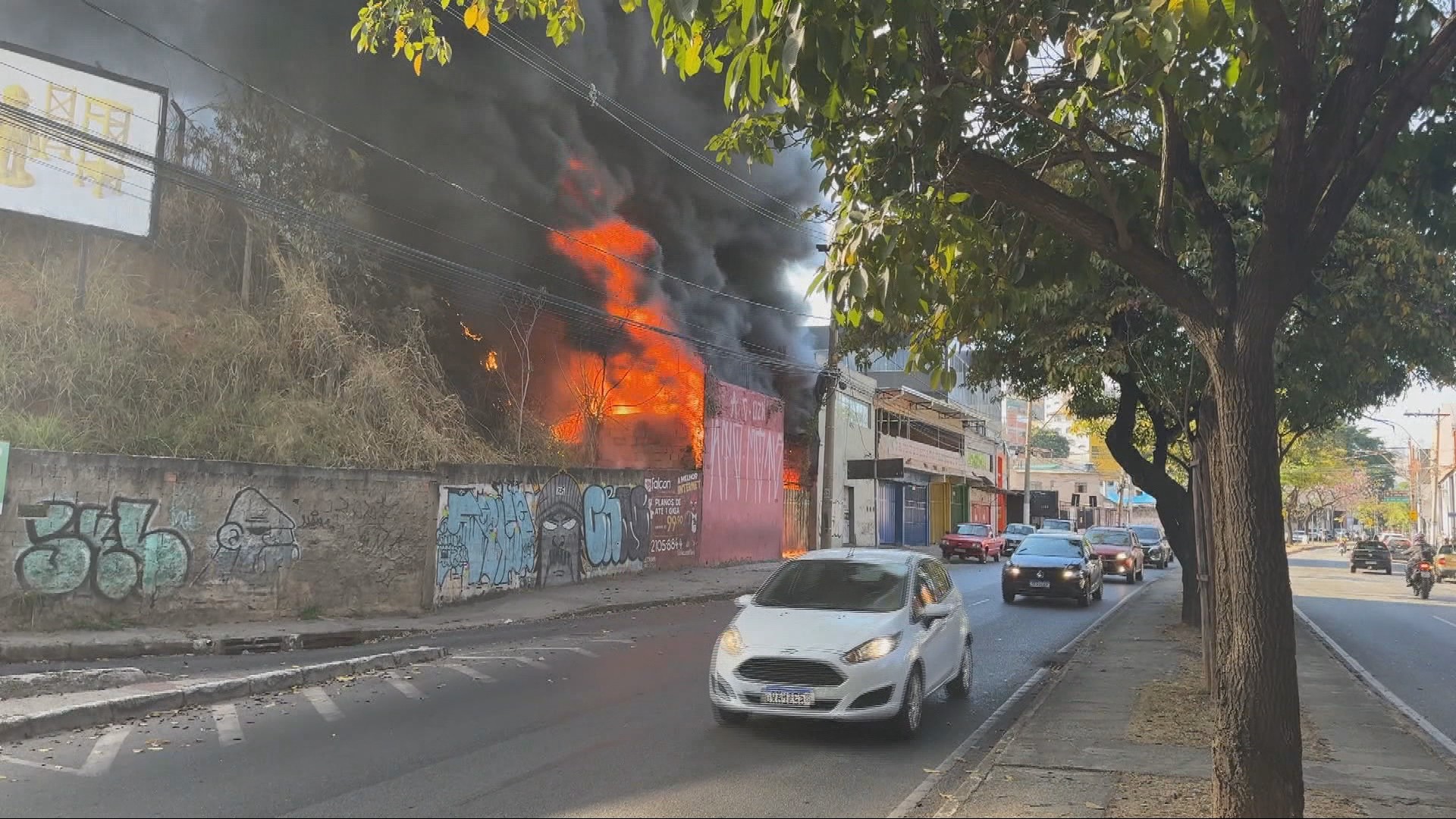 Incêndio de grandes proporções atinge borracharia abandonada em BH