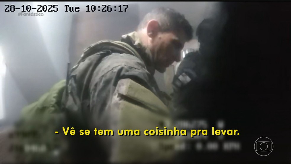 Imagens de COPs levam à prisão cinco PMs da megaoperacao no Rio de Janeiro — Foto: Reprodução/TV Globo