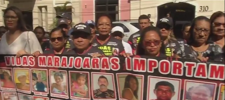 Familiares de vítimas de naufrágio da lancha Dona Lourdes II fazem protesto em frente a Fórum Criminal de Belém