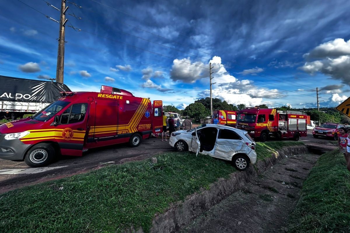 Acidente entre carro de aplicativo e carreta deixa quatro feridos em Campo Grande