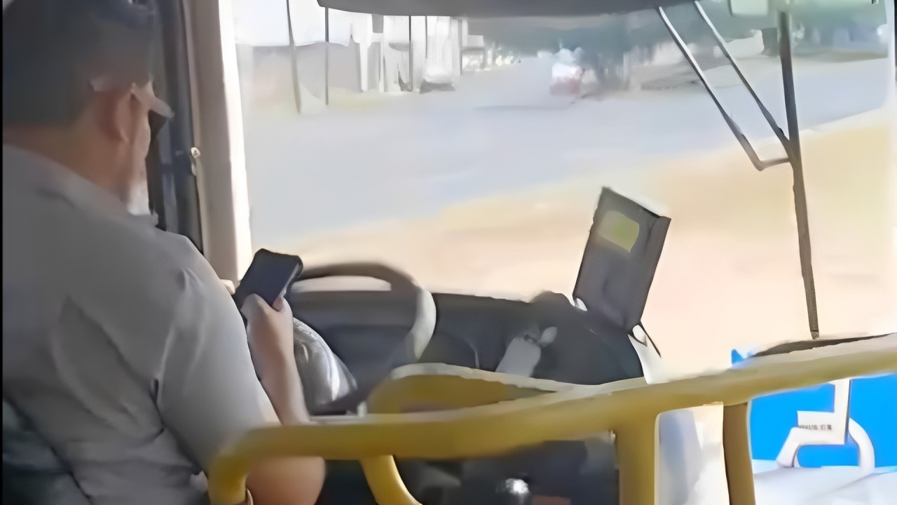 VÍDEO: Motorista de ônibus é flagrado por passageiro mexendo no celular enquanto dirigia em Uberlândia