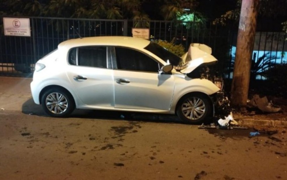 Delegado morre após bater carro contra poste, em Goiânia — Foto: Reprodução/Polícia Militar