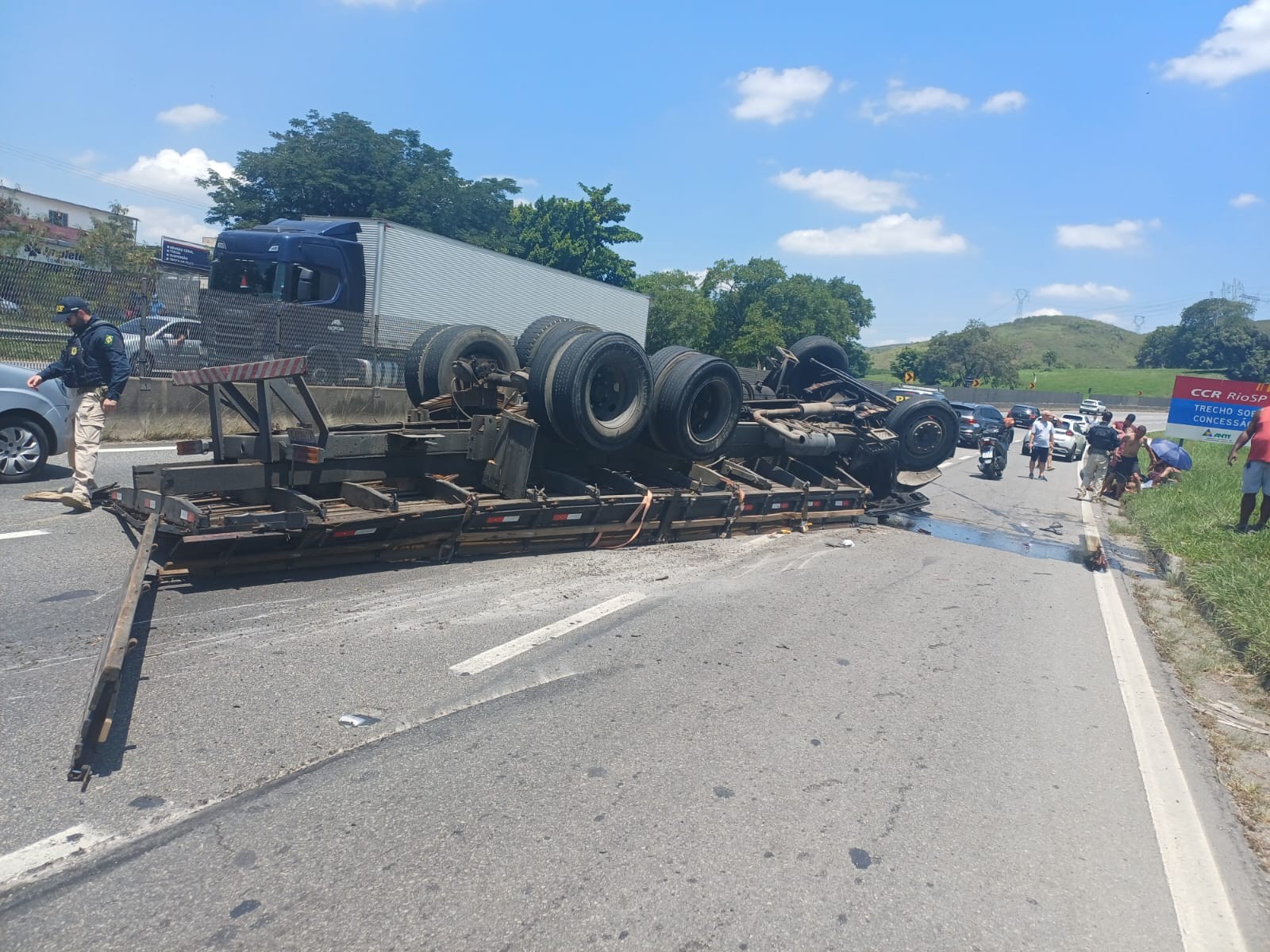 Caminhão capota e deixa três feridos na Via Dutra, em Barra Mansa 