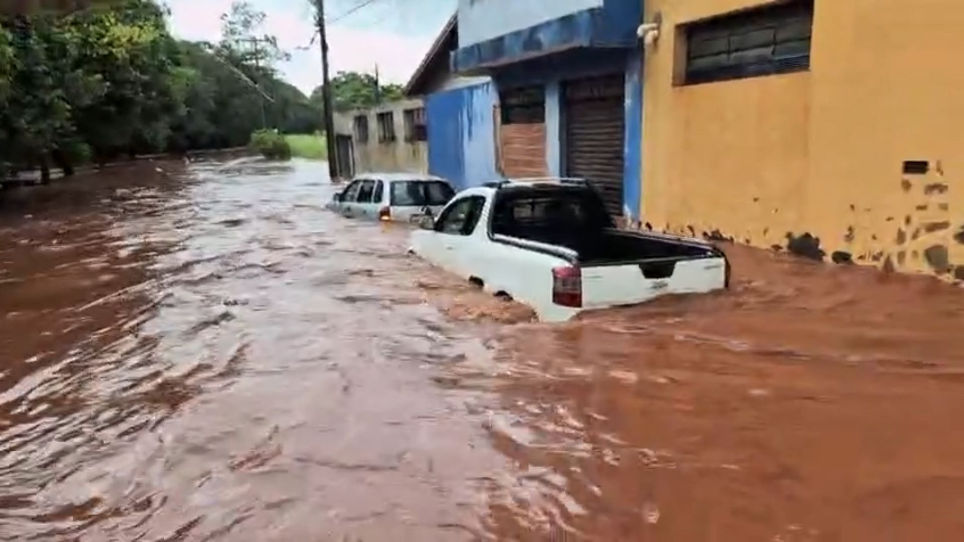 Temporal de 45 minutos causa alagamentos e deslizamento de terra no interior de SP