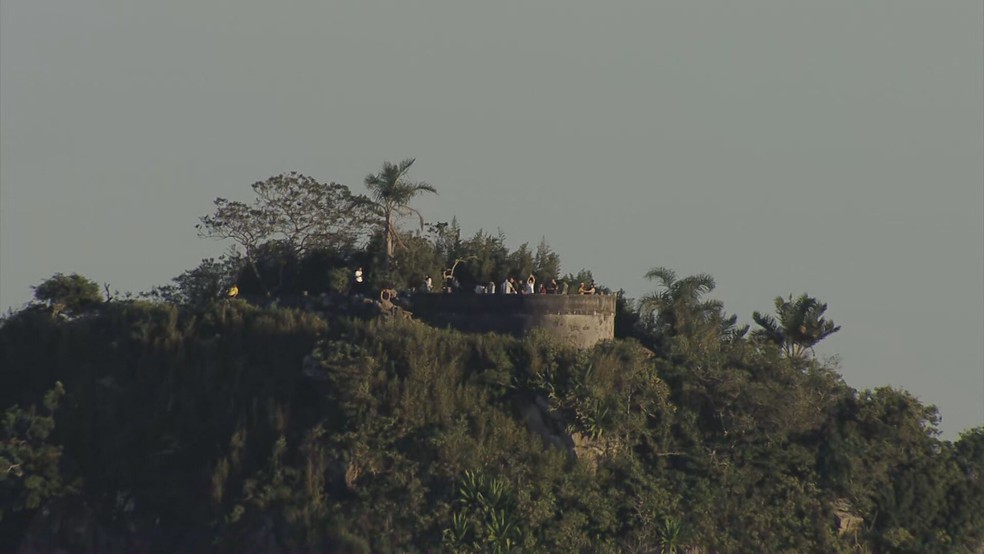 Turistas ficaram presos no Mirante Dona Marta, em Botafogo, durante operação nesta terça-feira (23) — Foto: Reprodução/TV Globo