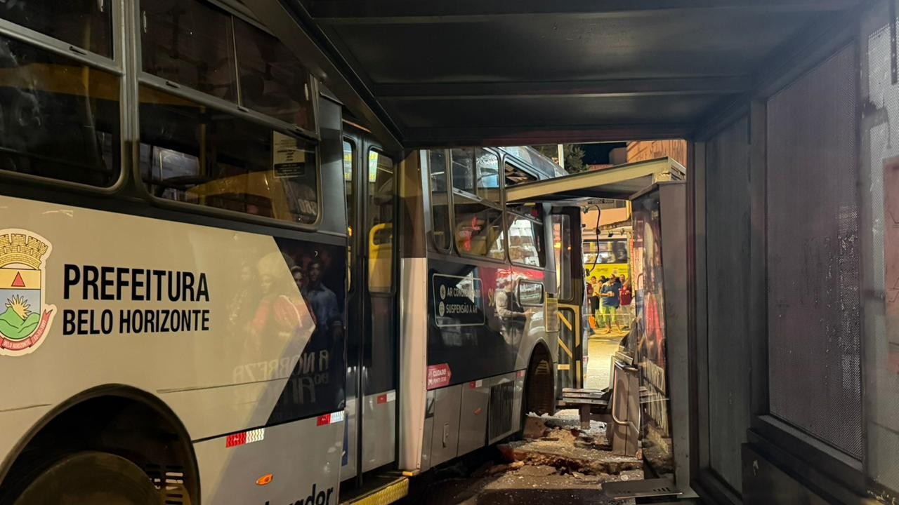 Ônibus invade ponto no Centro de BH e deixa uma pessoa ferida