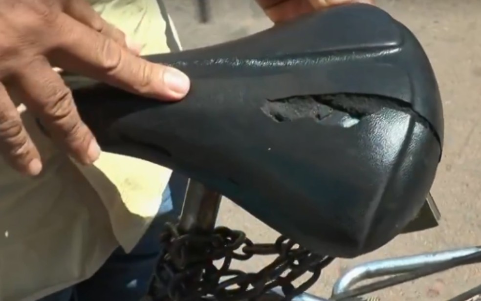 Márcio Fernandes mostra banco danificado de bicicleta, em Aparecida de Goiânia — Foto: Reprodução/TV Anhanguera
